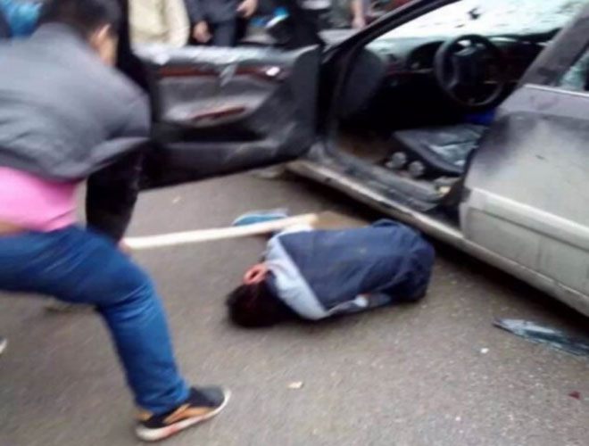 Οι χωρικοί φωτογράφισαν το λιντσάρισμα των δύο δολοφόνων σκυλιών