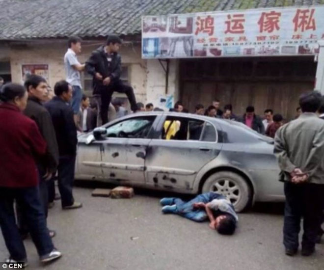 Οι χωρικοί διέλυσαν το αμάξι των νεαρών και τους ξυλοκόπησαν άγρια