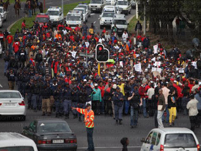 Μισθολογικές αυξήσεις απαιτούν οι Νοτιοαφρικανοί δημόσιοι υπάλληλοι