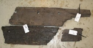 Ξύλινα κομμάτια από τη μεγάλη κατασκευή μήκους σχεδόν 15 μέτρων. Όπως φαίνεται από τις τρύπες, δένονταν μεταξύ τους με σχοινιά