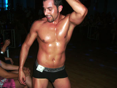 Πατρινός προσφέρει στριπτίζ λόγω… κρίσης!