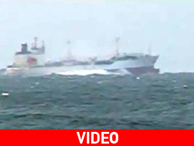 Πτήση στα… κύματα για φορτηγό πλοίο που έπεσε σε θύελλα