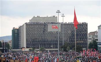 Διαδηλωτές στην ταράτσα του Πολιτιστικού Κέντρου Ατατούρκ