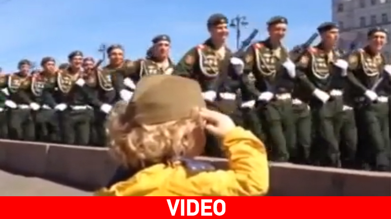 Ρωσία: Επτάχρονη «στρατηγός» επιθεωρεί τη στρατιωτική παρέλαση