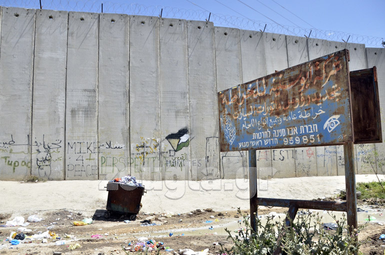 Νέοι Παλαιστίνιοι εκφράζουν την οργή τους με γκράφιτι στο Τοίχος