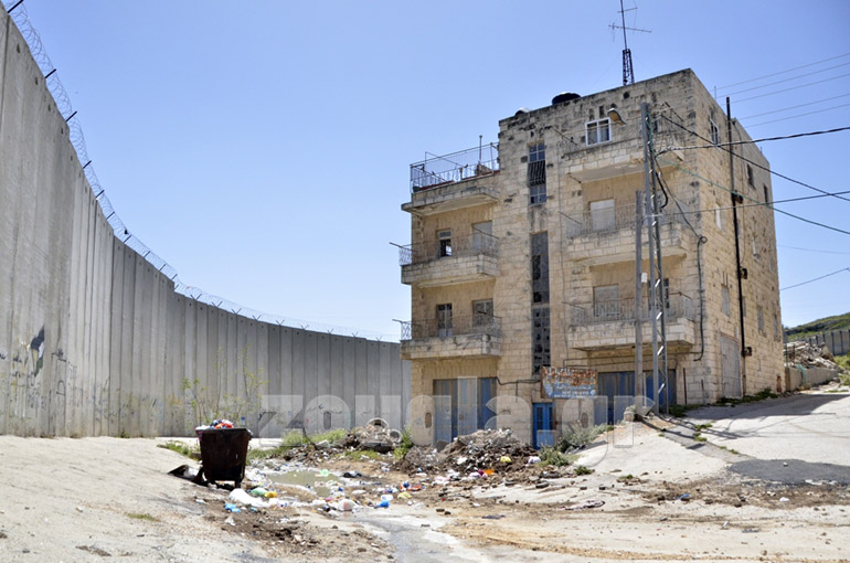 Το τείχος ασφαλείας που έχει κατασκευάσει το Ισραήλ έχει αλλάξει δραματικά τη ζωή στην παλαιστινιακή γη