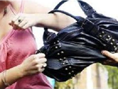 Αστυνομικός εκτός υπηρεσίας συνέλαβε τσαντάκια