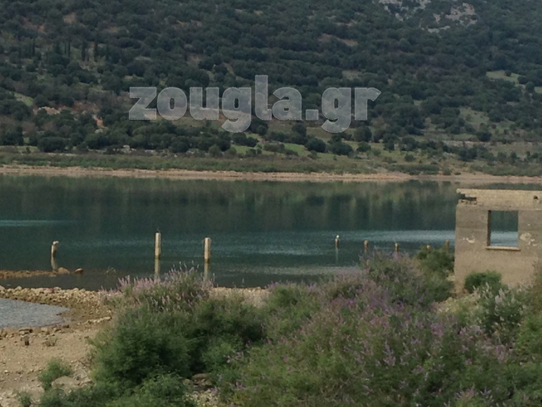 Διακρίνονται οι κολώνες των σπιτιών που τα 'κατάπιε' η λίμνη