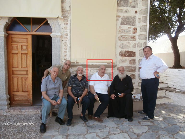 Ο Γιώργος Μπαχάς, τρίτος από δεξιά. Πηγή φωτογραφίας: http://parembasikariami.blogspot.gr/