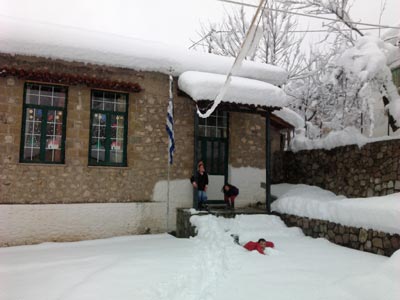 Μια ώρα αργότερα το πρώτο κουδούνι στη Φλώρινα λόγω χιονιά