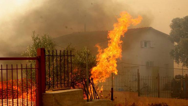 Τουλάχιστον 35 κατοικίες κάηκαν ολοσχερώς στη Λακωνία