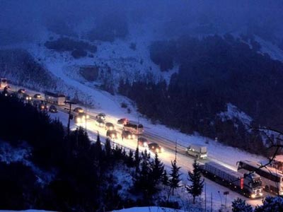 Σε κλοιό χιονιά: Κλειστοί δρόμοι, αποκλεισμένα χωριά, δεμένα πλοία