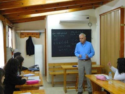 Συνεχίζονται τα δωρεάν μαθήματα στο κοινωνικό φροντιστήριο Περιστερίου