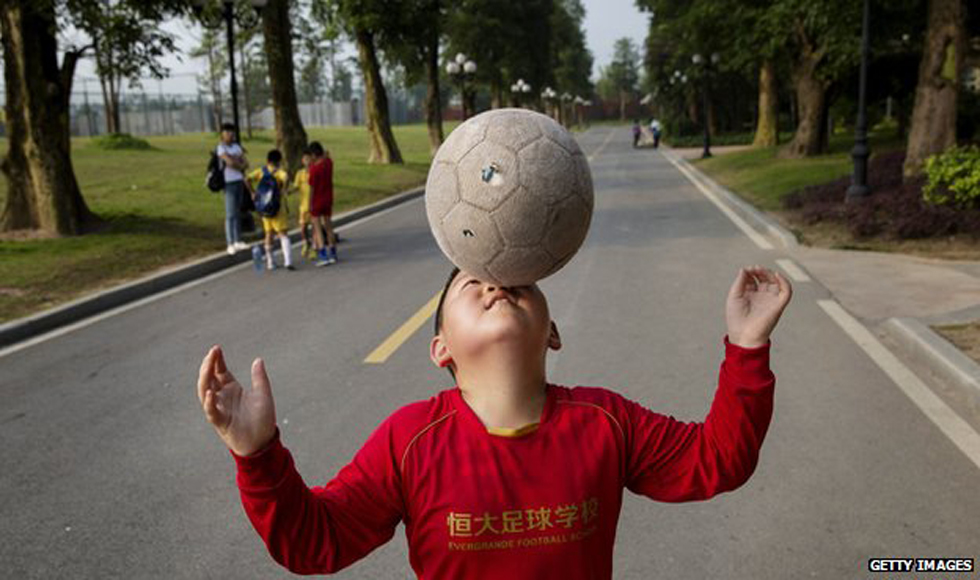 Ο δράκος μαθαίνει μπάλα