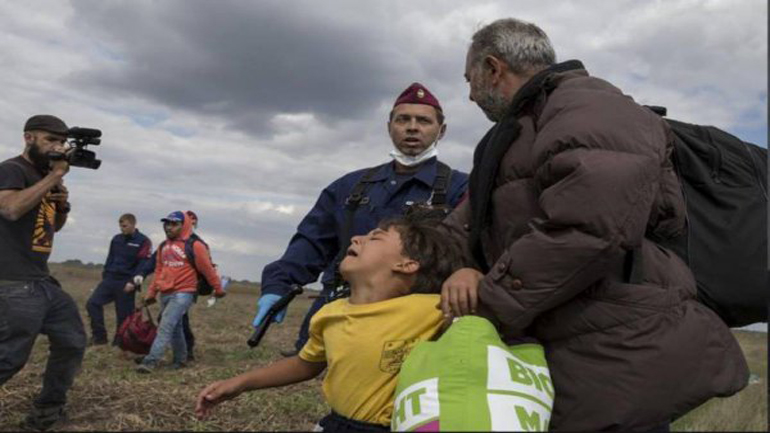 Η ιστορία της φανέλας του Άρη που φορούσε ο μικρός πρόσφυγας από τη Συρία