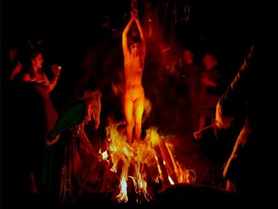 Στην Παπούα Νέα Γουινέα ακόμη καίνε μάγισσες…