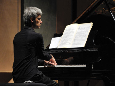 Ο διακεκριμένος πιανίστας Δημήτρης Βασιλάκης σε ρεσιτάλ στην Αθήνα