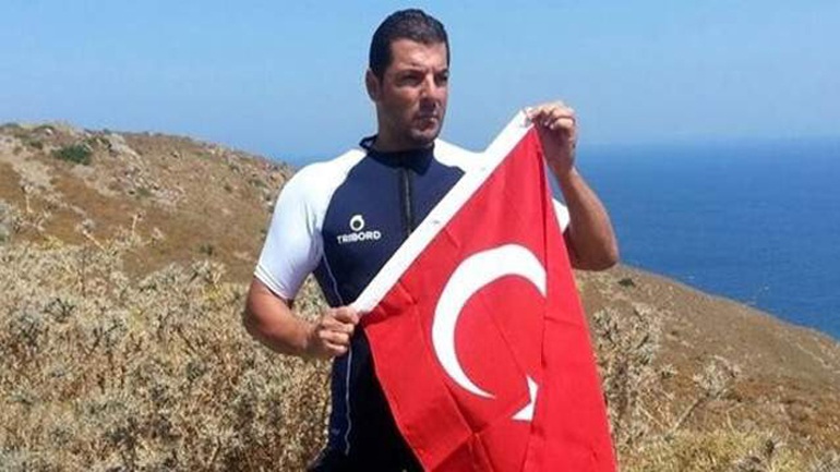 Διαψεύδει το ΓΕΕΘΑ ότι Τούρκος κολυμβητής ύψωσε σημαία στο Φαρμακονήσι