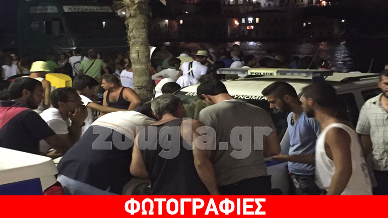 Μετανάστες στο λιμάνι της Σύμης περιμένουν τη σειρά τους…