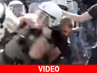 Οπαδός της Χρυσής Αυγής πετάει με κεφαλοκλείδωμα αστυνομικό των ΜΑΤ στο έδαφος