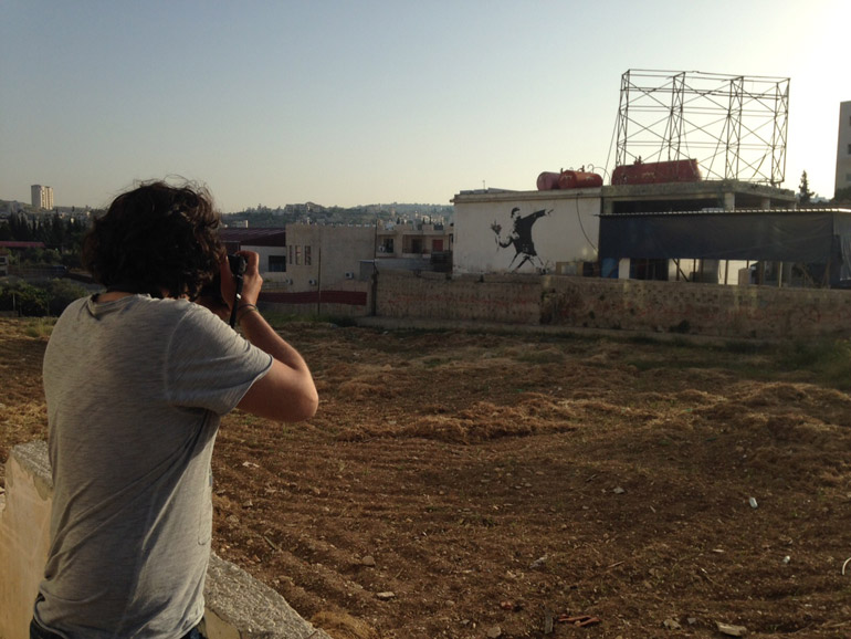 Ο Νίκος Χριστοφάκης απαθανατίζει  τα έργα του Bansky στην περιοχή της Βηθλεέμ