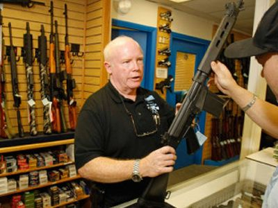 Η.Π.Α.:Ιστορικό ρεκόρ στους ελέγχους για τους κατόχους όπλων Η.Π.Α.:Ιστορικό ρεκόρ στους ελέγχους για τους κατόχους όπλων