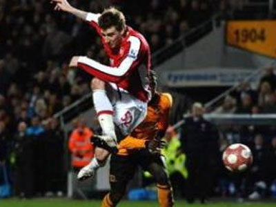 Ο Μπέντνερ έδωσε το «φιλί της ζωής» στην Άρσεναλ