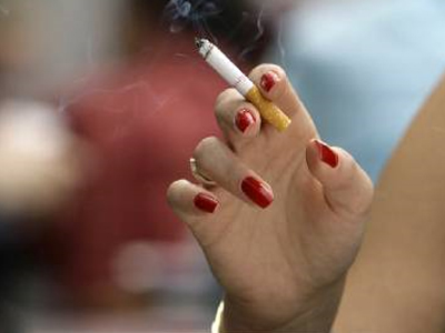 Το κάπνισμα αυξάνει τον κίνδυνο για καρκίνο του μαστού και του εντέρου