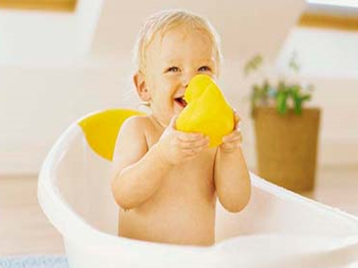 Κάνοντας μπάνιο το νεογέννητο