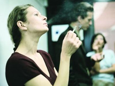 Το παθητικό κάπνισμα βλάπτει και τον τράχηλο