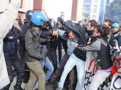 Συγκρούσεις αστυνομίας-διαδηλωτών στην Μπρέσια Συγκρούσεις αστυνομίας-διαδηλωτών στην Μπρέσια