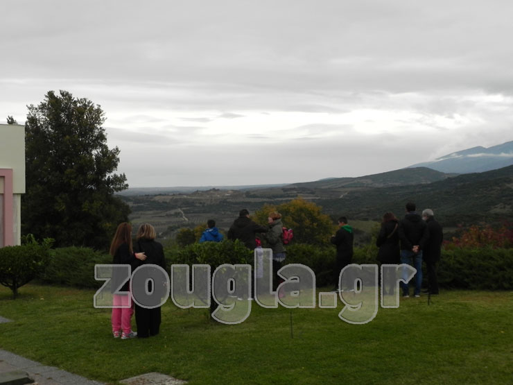 Οι επισκέπτες του μουσείου της Αμφίπολης θαυμάζουν από μακριά το λόφο Καστά