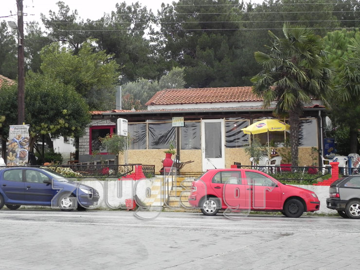 Η ταβέρνα απέναντι από το μουσείου που κάνει πλέον χρυσές δουλειές...