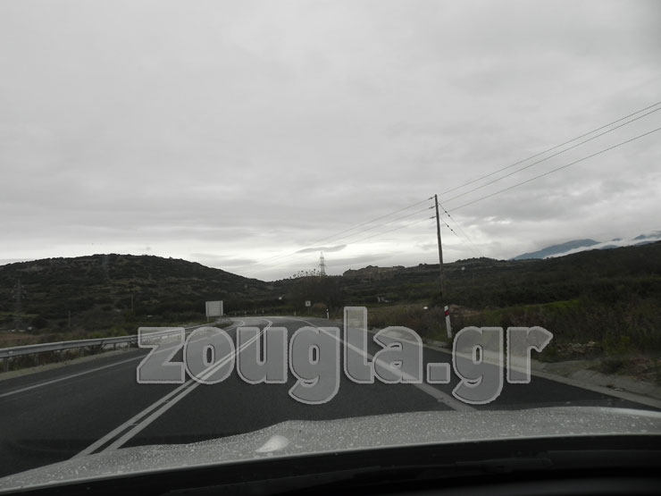 Ο λόφος Καστά διακρίνεται από τον κεντρικό δρόμο προς Σέρρες