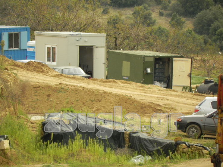 Τα container είναι γεμτά με προμήθειες και εργαλεία...