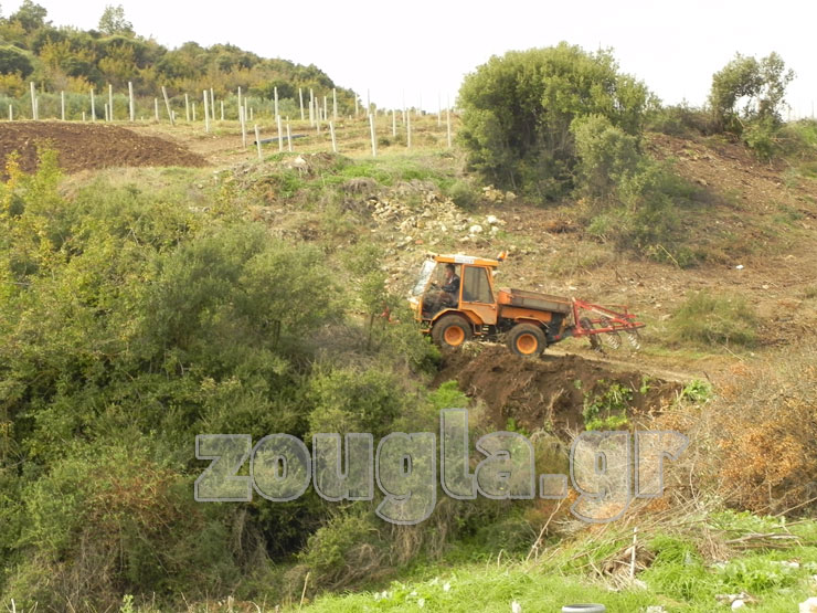Μηχανήματα εκτελούν συνεχώς έργα στη γύρω περιοχή...