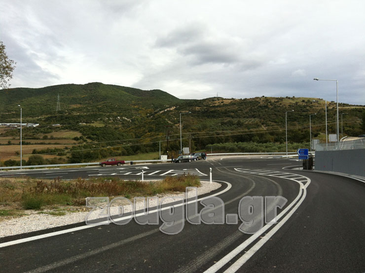 Παντού συναντάς αυτοκίνητα και κόσμο να θαυμάζει τον λόφο Καστά