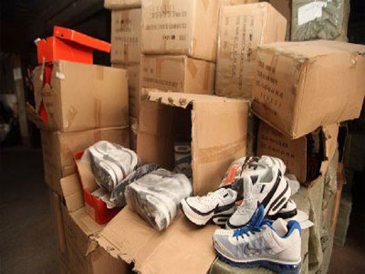 Κατάστημα με προϊόντα «μαϊμούδες» στον Άγιο Νικόλαο