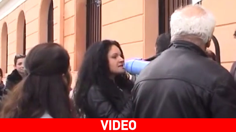 Έβαλαν λουκέτο στον ΟΑΕΔ για να…  μπουν στα σπίτια τους