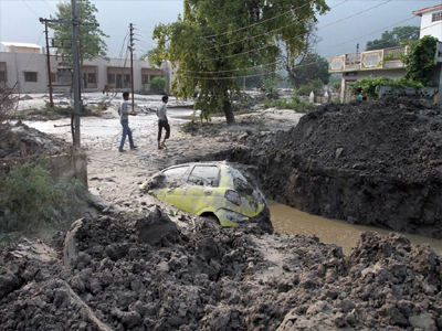 Εντείνονται οι επιχειρήσεις διάσωσης από τις πλημμύρες