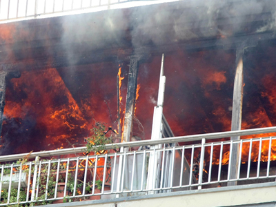 Απανθρακώθηκε μέσα στο διαμέρισμά του