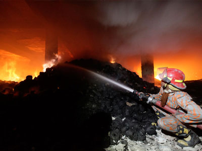 Τρεις νεκροί από πυρκαγιά σε εργοστάσιο