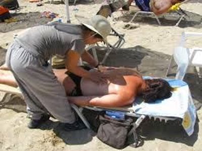 Συνελήφθη επειδή έκανε μασάζ στην παραλία