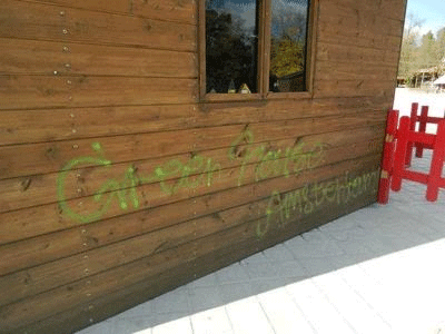 Τρίπολη: Μουτζούρωσαν το χωριό των Χριστουγέννων