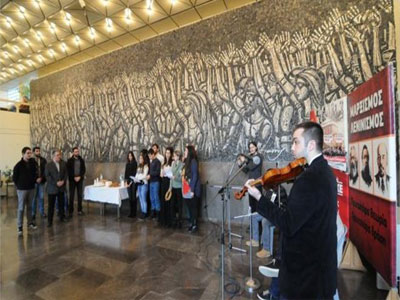 Η ΚΝΕ έψαλε τα κάλαντα στον Κουτσούμπα