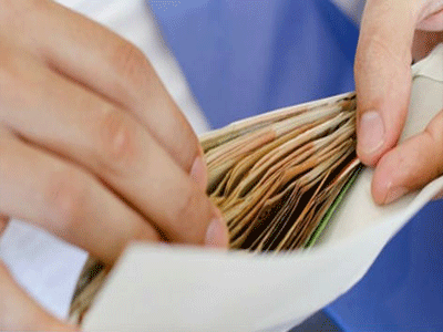 Τέσσερις στους δέκα Ελληνες συνεχίζουν να δίνουν φακελάκι