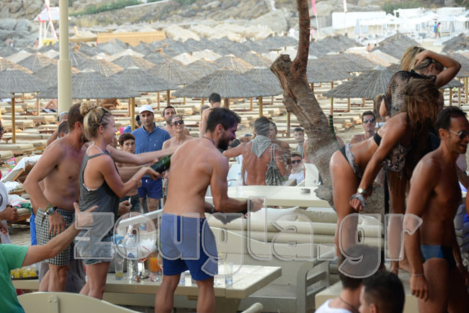 Τουρίστας λούζει με σαμπάνια την εντυπωσιακή φίλη του