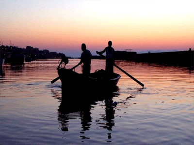 Έπεσε στη θάλασσα για να σωθεί