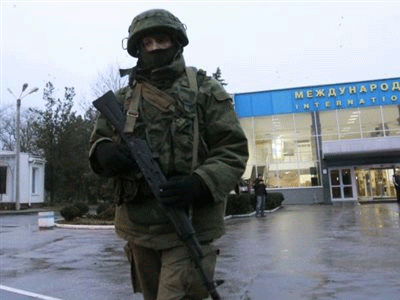 Ρώσοι στρατιώτες πήραν όπλα από στρατιωτικές εγκαταστάσεις στην Κριμαία