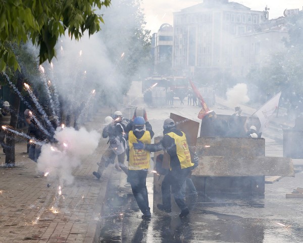 Κανόνια νερού, δακρυγόνα και χημικά στην Μπεσίκτας - ώρα 8.50 το πρωί